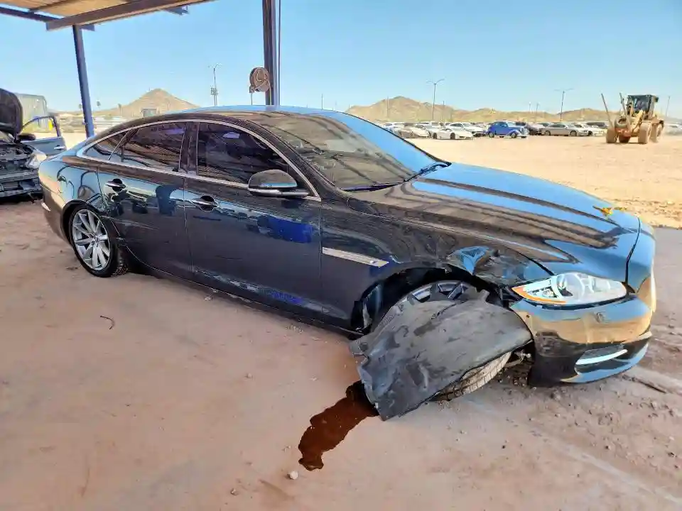 SAJWA1CB1BLV17837 2011 JAGUAR XJ-3