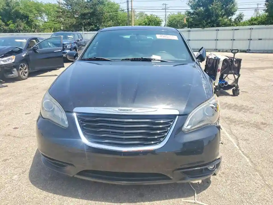 1C3BC8FG8BN613724 2011 CHRYSLER 200-4