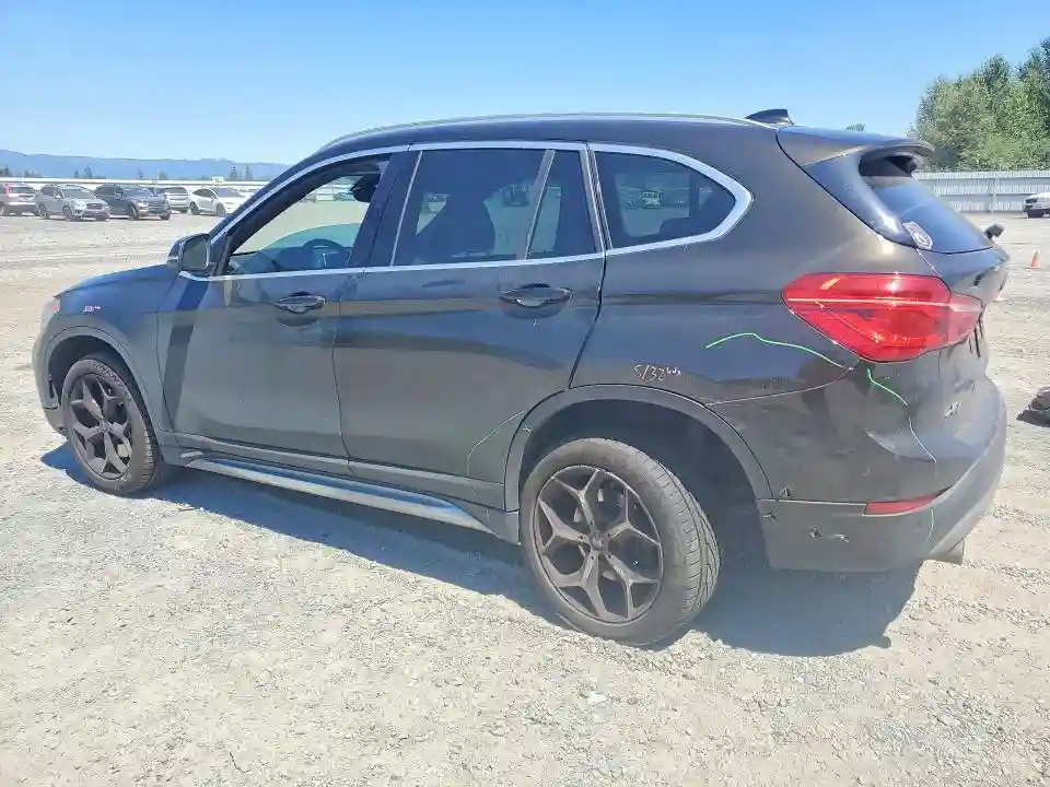 WBXHT3C3XJ3H30621 2018 BMW X1-1