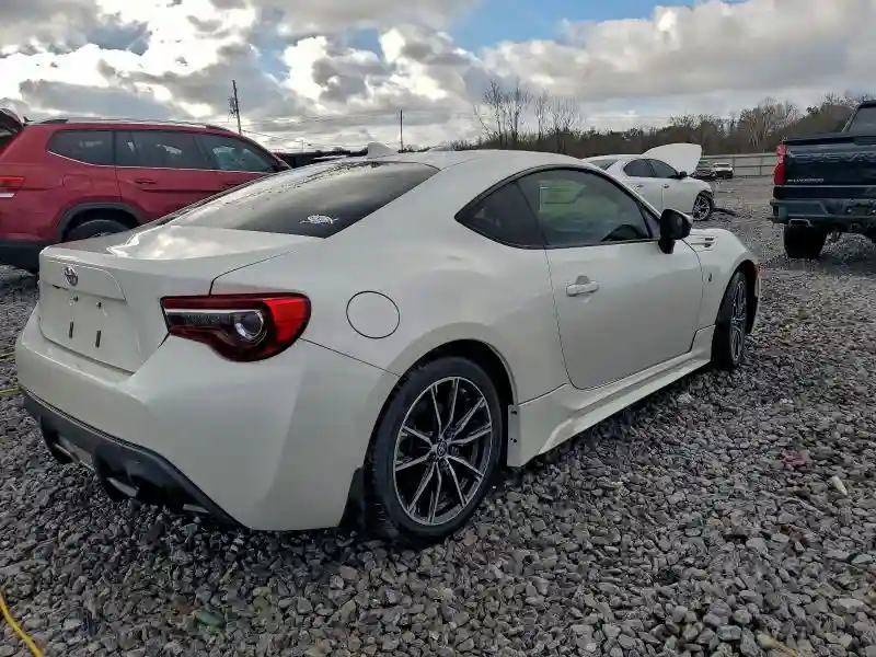 JF1ZNAA15H8706910 2017 TOYOTA 86-2