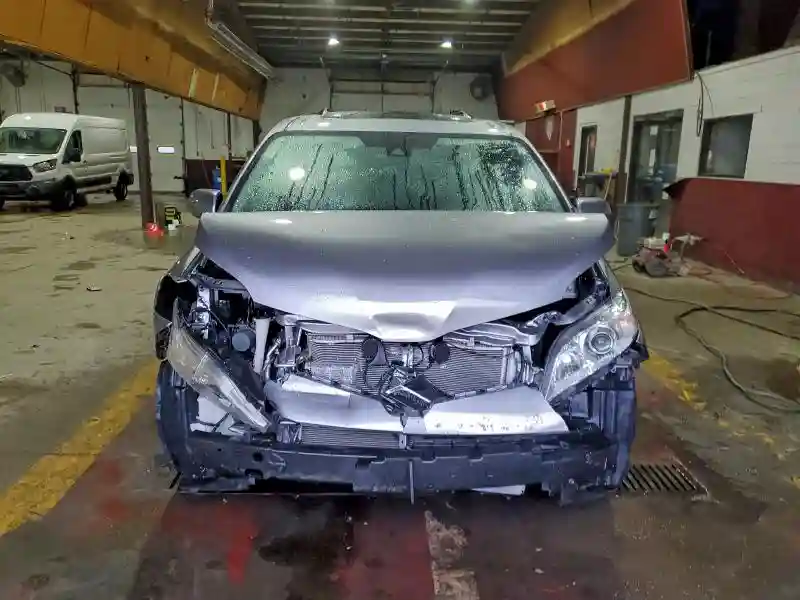 5TDYZ3DC5JS930232 2018 TOYOTA SIENNA-4